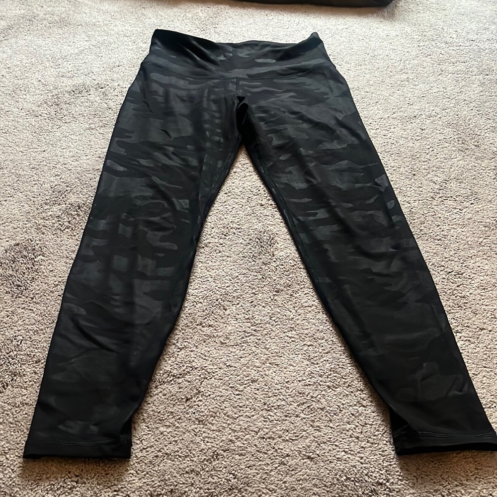 EUC Old Navy black camo leggings